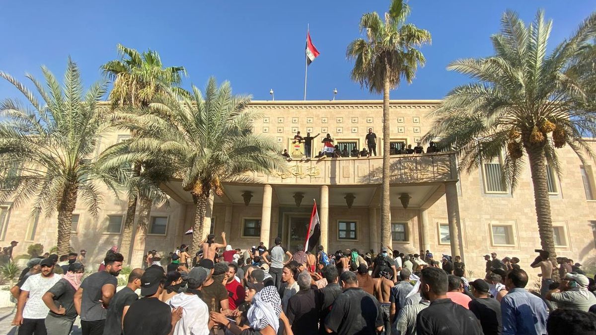 Irácký duchovní Sadr odchází z politiky. Lidé na protest vtrhli do sídla vlády